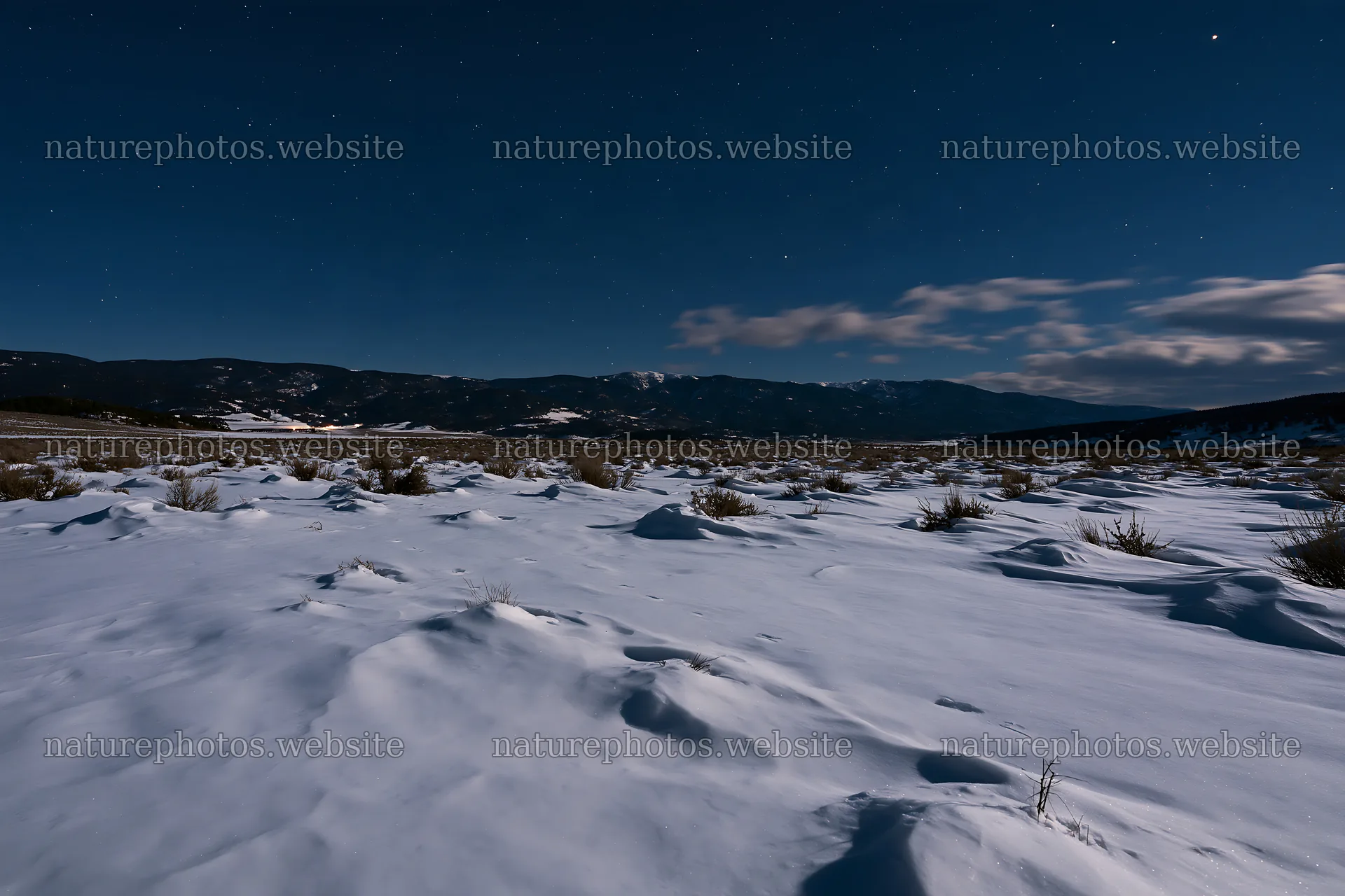 Snowdrift meadow under night sky with stars – nature photos 9722x6480